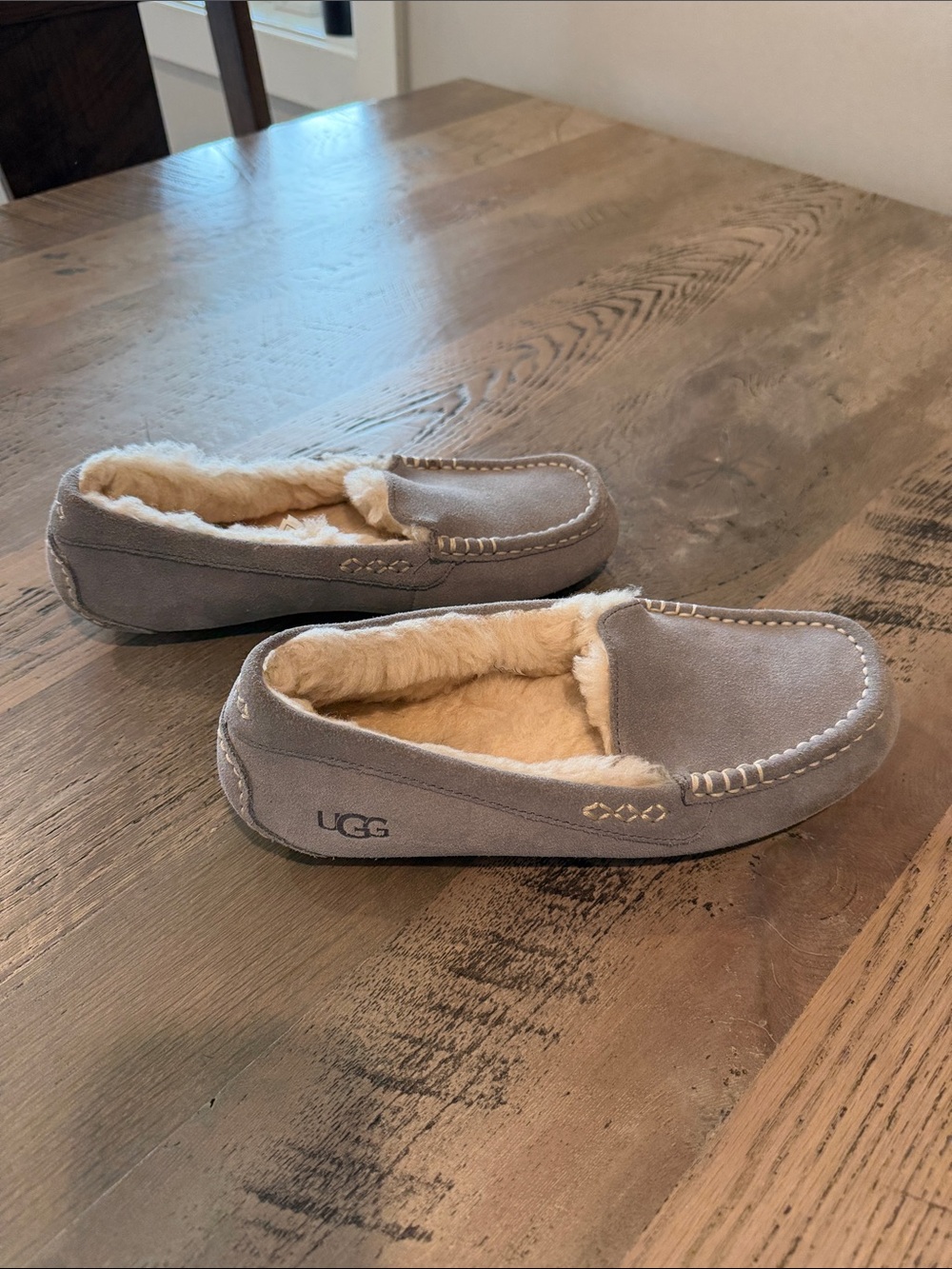 UGG women Grey Suede Cozy-Lined Moccasin Slippers - Picture 6 of 8